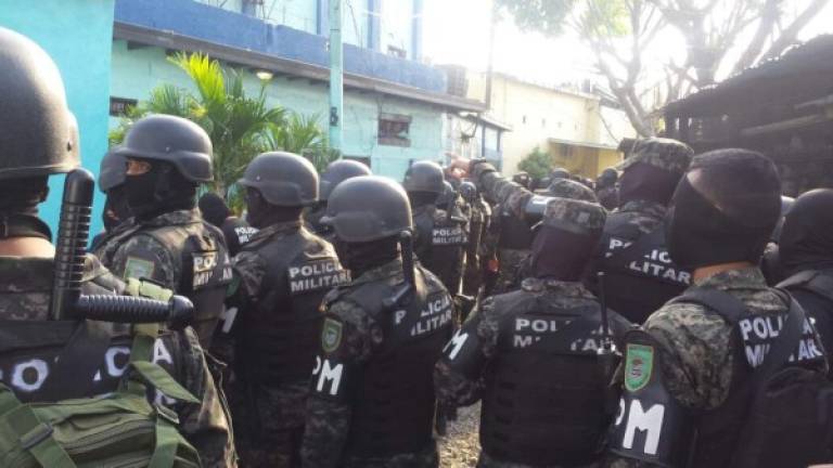 Elementos de la Policía Militar saturaron este jueves el centro penal de San Pedro Sula.