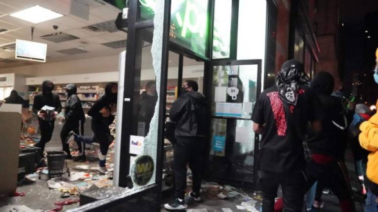 Grupos de vándalos saquearon varias tiendas en Nueva York durante las violentas protestas por la muerte de George Floyd./AFP.