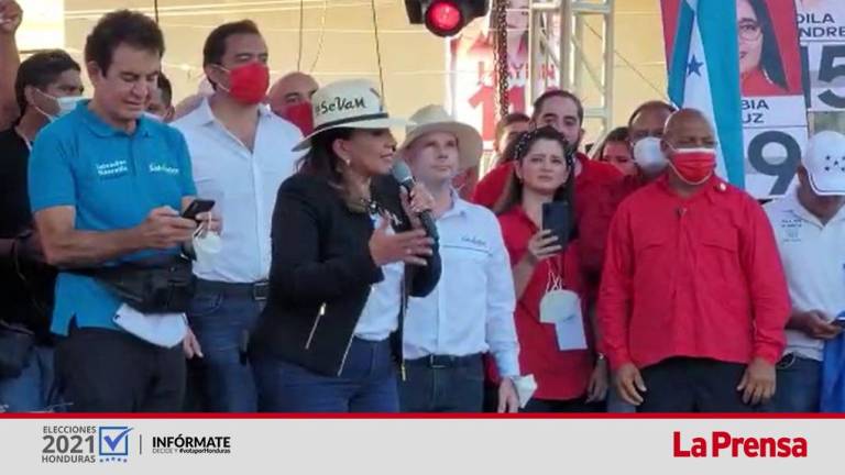 La candidata presidencial de Libre, Xiomara Castro, el designado Salvador Nasralla, y Pedro Barquero en el cierre de campaña en San Pedro Sula.