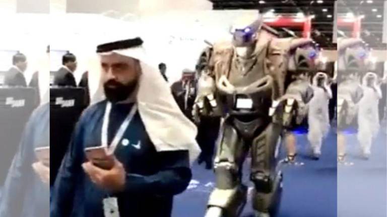 Video: La verdad sobre guardaespalda robot del rey de Qatar