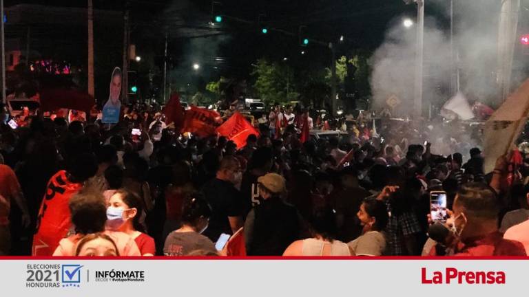 Cientos de simpatizantes del partido Libre salieron a las calles tras escuchar los resultados del CNE donde Xiomara Castro aventaja a Nasry Asfura.