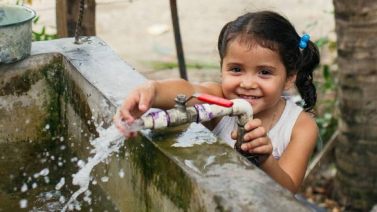 El programa “Baños Cambian Vidas” apoya con activaciones locales que llevan baños, educación sobre higiene y acceso al agua potable a las comunidades locales más vulnerables.