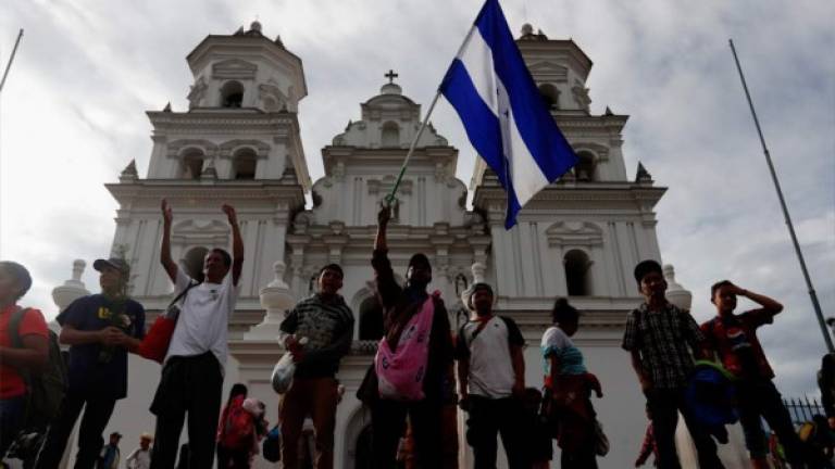 Migrantes hondureños que viajan hacia Estados Unidos fueron registrados este martes al visitar la Basílica de Esquipulas (Guatemala) y antes de reiniciar su travesía.