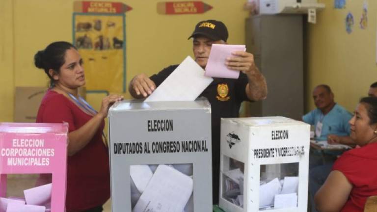 ALan Ramos ALcalde de PuertoCortes ejerciendo el sufragio en las elecciones Generales del 2017