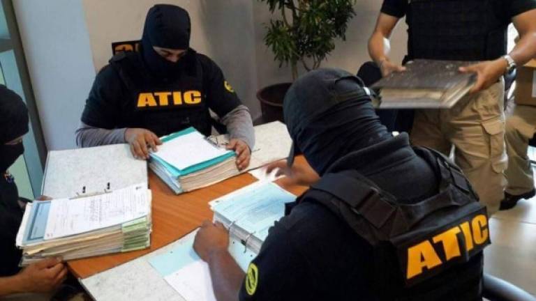 Agentes de la Atic cuando secuestraban los documentos en las instituciones del Gobierno.