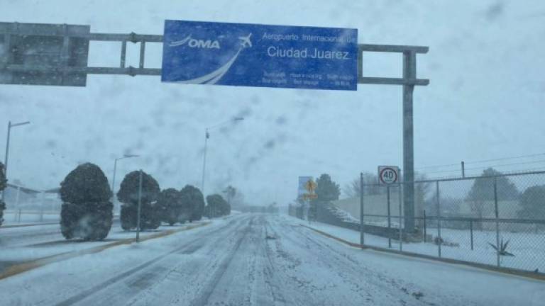 La gigantesca tormenta invernal que azota Estados Unidos alcanzó el norte de México dejando al menos cinco muertes, cierres de las principales carreteras y un apagón que afectó a 4,7 millones de usuarios.