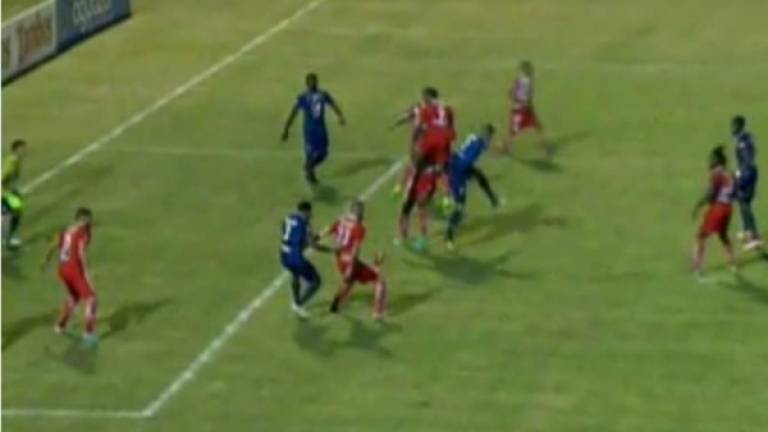 Los árbitros invalidaron dos goles legales al Motagua contra el Vida en Comayagua.