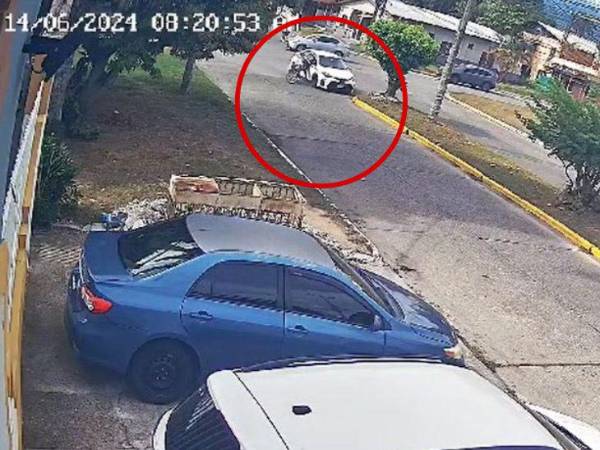 Momento en que la mujer en bicicleta es embestida por un taxi en el barrio Independencia de La Ceiba.