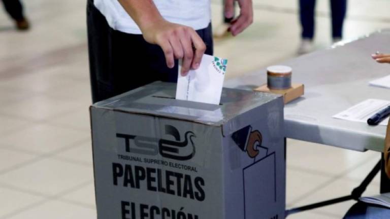 En estas elecciones, en las que se renovarán los 84 diputados de la Asamblea Legislativa y los 262 consejos municipales, están llamados a emitir el sufragio 5,3 millones de salvadoreños. EFE