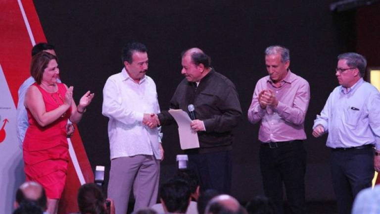 El presidente Daniel Ortega y el empresario Jesús Vizcarra durante la inauguración.