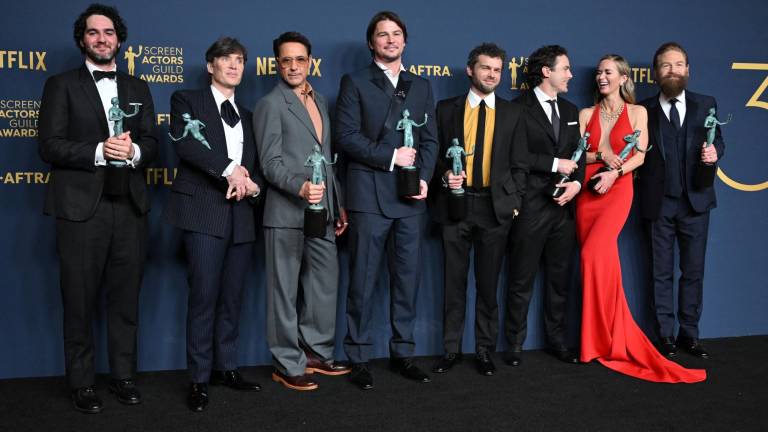 Los actores Cillian Murphy, Robert Downey Jr., Josh Hartnett, Alden Ehrenreich, Casey Affleck, Emily Blunt y Kenneth Branagh posan con el premio a mejor elenco en una película por Oppenheimer.