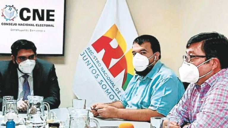 Óscar Rivera es el representante de Libre en el Consejo Nacional Electoral. Mel Zelaya dijo que le aceptaron su renuncia.