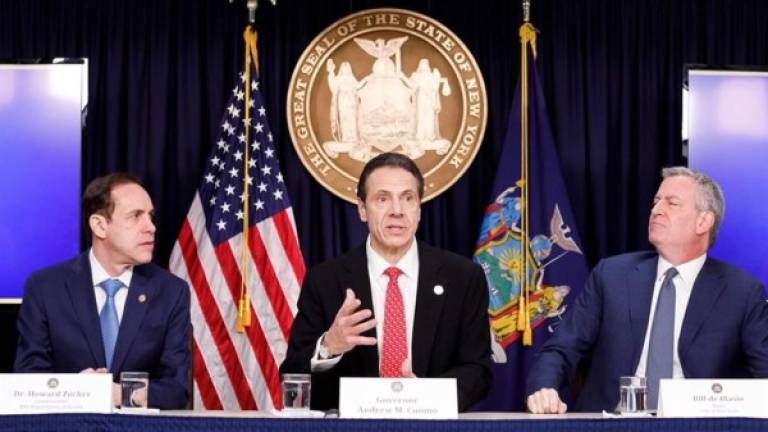 El gobernador de Nueva York, Andrew Cuomo, habla mientras el alcalde de la ciudad de Nueva York, Bill de Blasio y el comisionado del Departamento de Salud de los Estados Unidos, Dr. Howard Zucker, escuchan durante una conferencia de prensa sobre el primer caso conocido de coronavirus en Nueva York, EEUU.