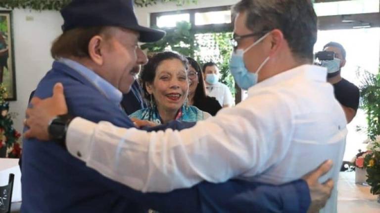 El presidente de Nicaragua, Daniel Ortega, saluda a su homólogo hondureño Juan Orlando Hernández.