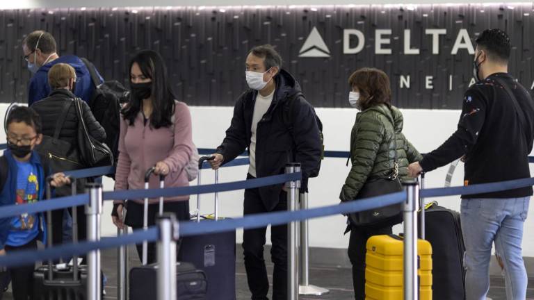 Pasajeros de un vuelo a China fueron regresados a EEUU luego de que Pekín endureciera las restricciones anticovid.
