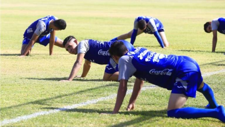 Los jugadores de la Selección Sub-20 trabajaron haciendo estiramientos en el estadio Morazán. Fotos Moisés Valenzuela
