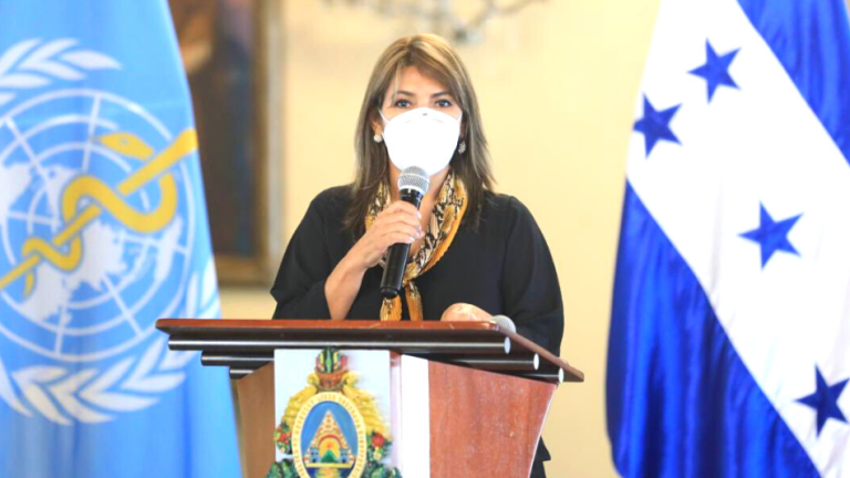Ministra de Salud, Alba Consuelo Flores.