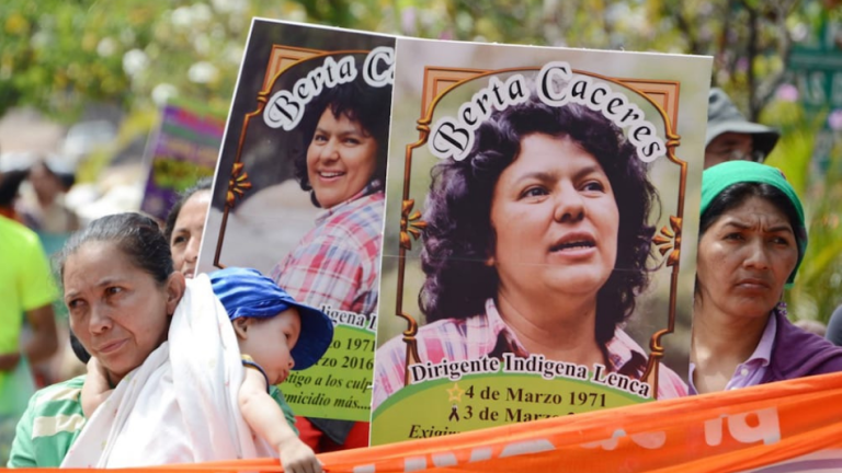 Miembros del Copinh protestan por muerte de Berta.