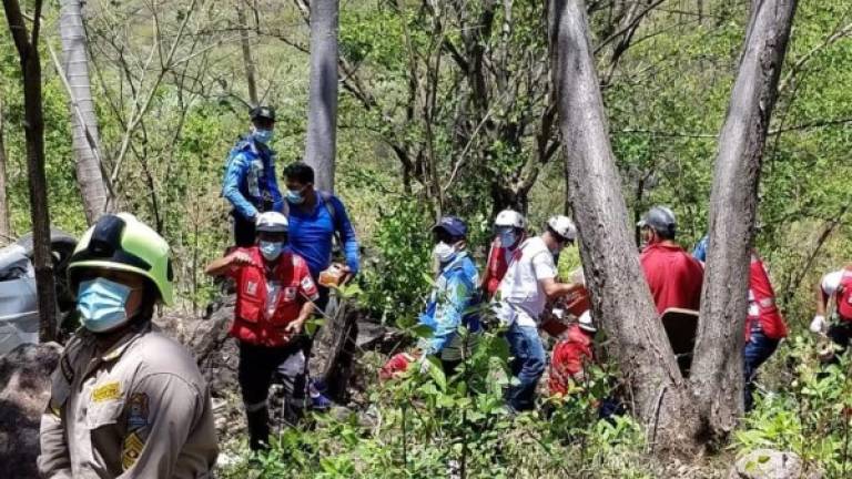 Imagen del accidente ocurrido este domingo que dejó a una menor de 11 años fallecida en la carretera al sur de Honduras. Foto: Cruz Roja Hondureña.