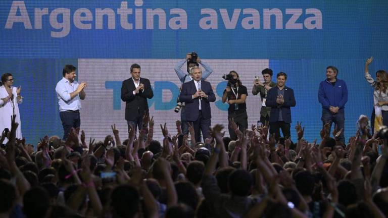 El presidente argentino Alberto Fernández , el gobernador de la provincia de Buenos Aires Axel Kicillof, y varios legisladores del partido gobernante “Frente de Todos” son vistos con simpatizantes después de las elecciones.