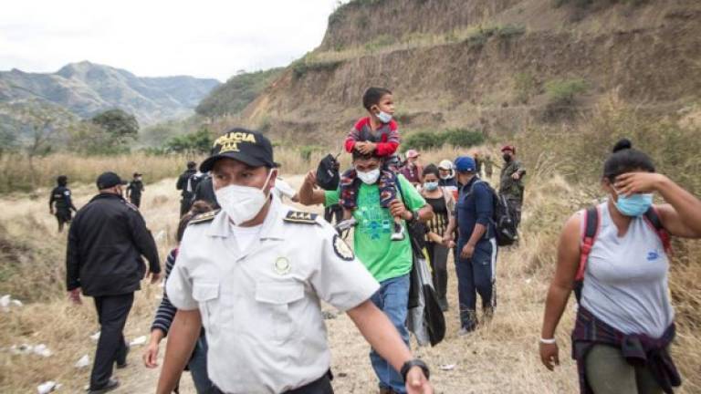 La policía guatemalteca disuelve el 18 de enero de 2021 una caravana migrante de miles de personas, que bloqueaba la carretera de Vado Hondo, Chiquimula.