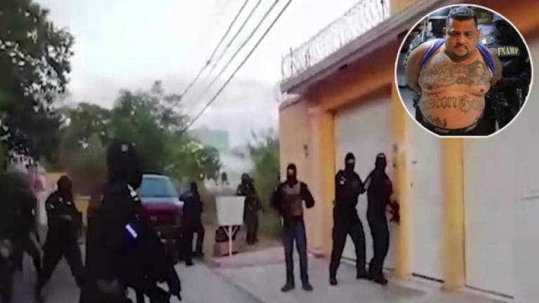 Captura de pantalla del momento en que realizan operativo para capturar a presunto líder de mara en Honduras.