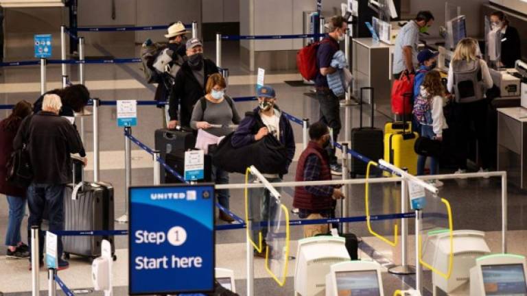 Pasajeros hacen check-in en el Aeropuerto de Los Ángeles, California (EE.UU.).