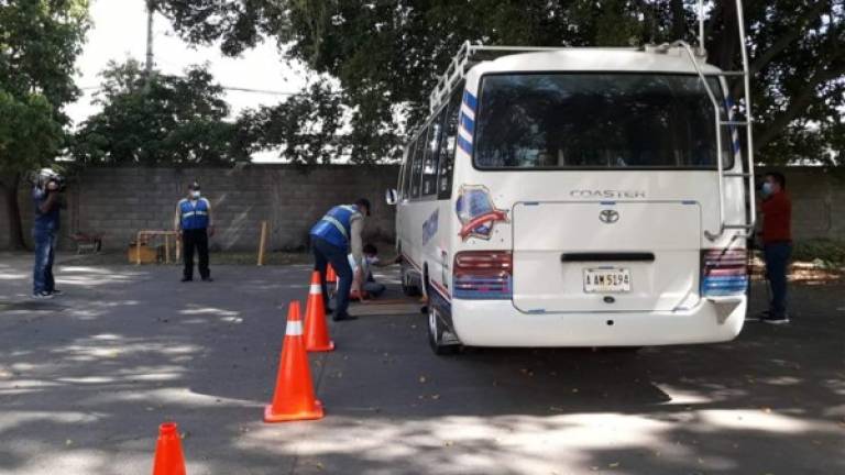 Inspeccionando un autobús en San Pedro Sula como parte del proceso antes del inicio del feriado en noviembre.