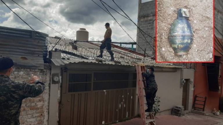 Equipo Antibombas trabajando para retirar la granada del techo.