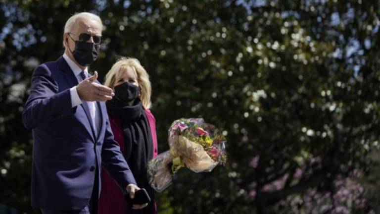 El presidente de los Estados Unidos, Joe Biden, y la primera dama, la Dra. Jill Biden, abandonan la Casa Blanca y caminan hacia Marine One, en el jardín sur de la Casa Blanca. Foto AFP