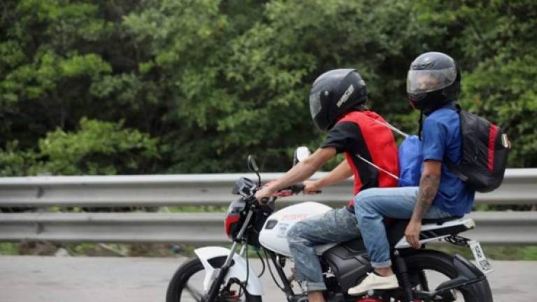 Se mantendrá la prohibición, sobre todo en las principales ciudades del país, de que dos hombres conduzcan en motocicleta.