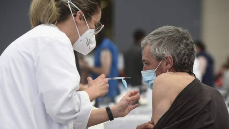 Una enfermera vacuna a un hombre con AstraZeneca en Vigo, noroeste de España. Foto AFP