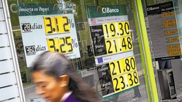 Una mujer pasa frente a una casa de cambio en Ciudad de México. Desde las elecciones de EE.UU., el dólar ha avanzado 12,9% frente al peso mexicano.