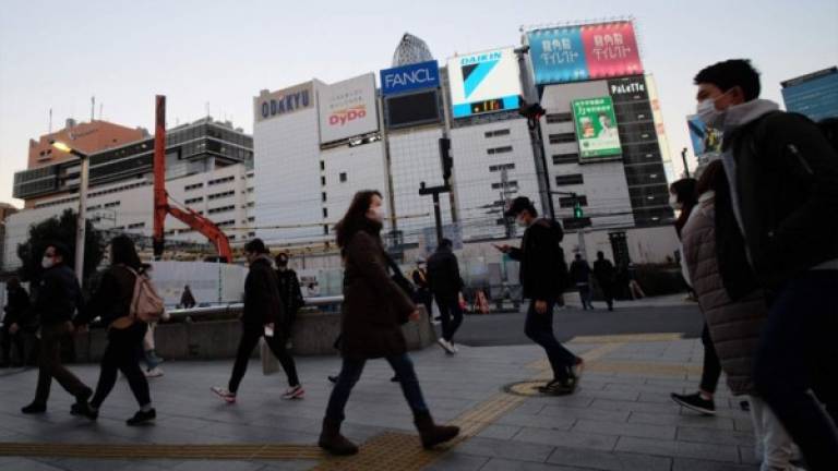 Los peatones caminan por una calle en el distrito Shinjuku de Tokio. Foto AFP