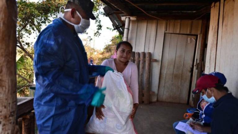 Militares hondureños en camiones verde olivo recorrieron este miércoles barrios pobres de la capital para distribuir comida a personas en aislamiento social por el nuevo coronavirus, que deja 36 contagiados en el país.