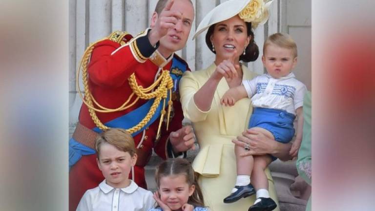 George, Charlotte, y especialmente el pequeño Louis, hijos de los duques de Cambridge, disfrutaron a lo máximo desde el balcón de Buckingham, en la celebración del 'Trooping the colour'.