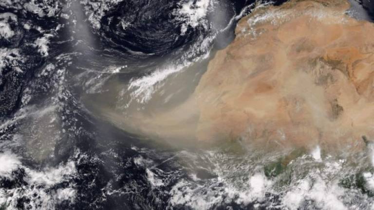 Vistas satelitales confirman que una masa de polvo está atravesando el Atlántico.