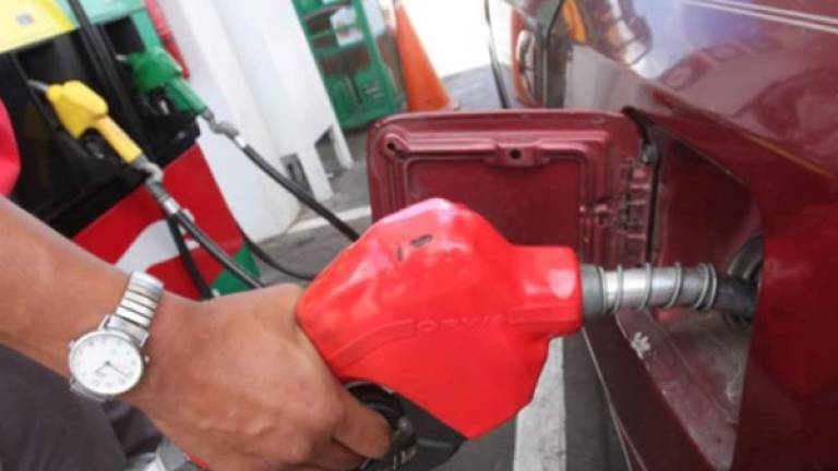 La gasolina súper no tendrá color para evitar adulteraciones y a partir de mayo se podría notar este cambio.