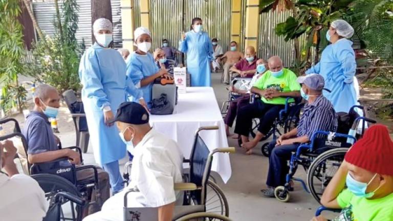 En los asilos de San Pedro Sula se les aplicó la primera dosis de la vacuna de AstraZeneca a 900 ancianos.