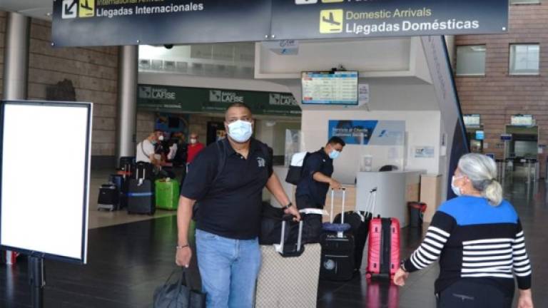 Pasajeros al interior del aeropuerto Toncontín de Tegucigalpa.