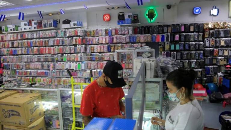 Una tienda de accesorios para celulares busca reactivar sus ventas. FOTO: M.CUBAS.