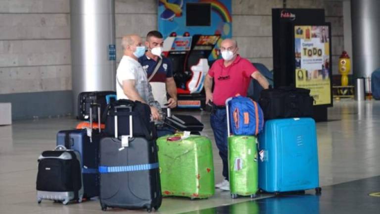 Pasajeros con sus maletas al interior del aeropuerto Toncontín de Tegucigalpa.