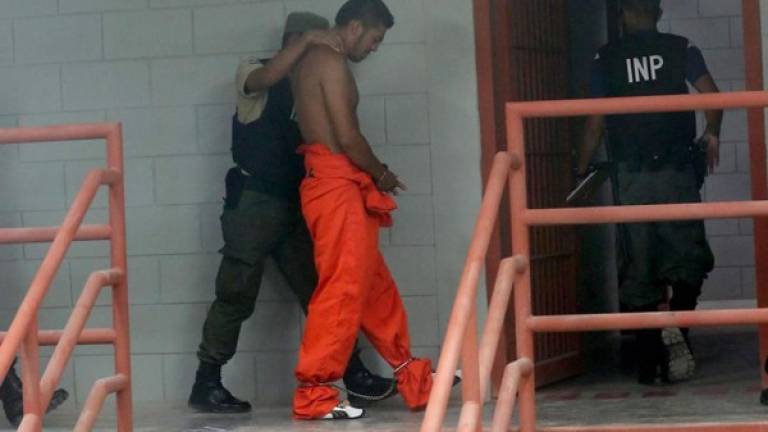 El Gobierno mostró los reclusos de alta peligrosidad dentro de el pozo. Usarán el uniforme naranja y vivirán con lo básico.