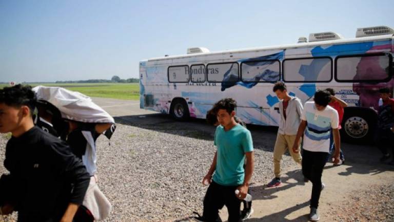 Migrantes hondureños que llegaron deportados al aeropuerto Ramón Villeda Morales de San Pedro Sula.