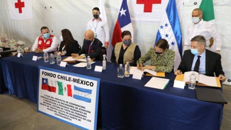 Representantes de Chile, México y Honduras en la entrega de la donación.