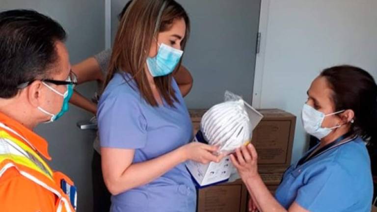 Enfermeras revisan las mascarillas que son entregadas en el hospital El Tórax de Tegucigalpa.