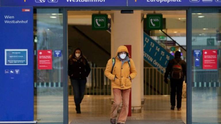 Un viajero usa una mascarilla protector mientras sale de la estación Westbahnhof en Viena. Foto AFP