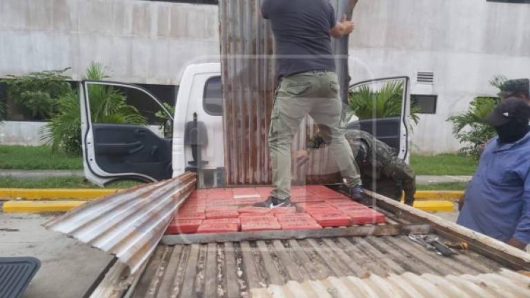 Revisión del camión en las instalaciones del Ministerio Público.