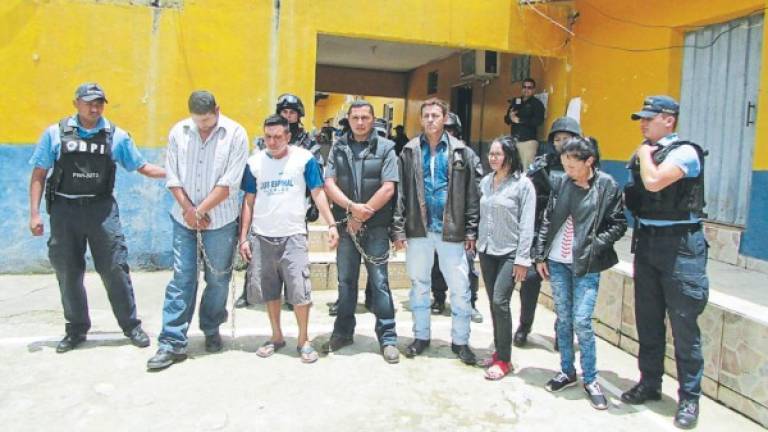 Varias personas fueron detenidas, acusadas de diferentes delitos durante la Operación Ciclón VIII.