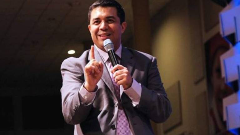 Fotografía en vida del pastor Miguel Montoya durante una predicación.